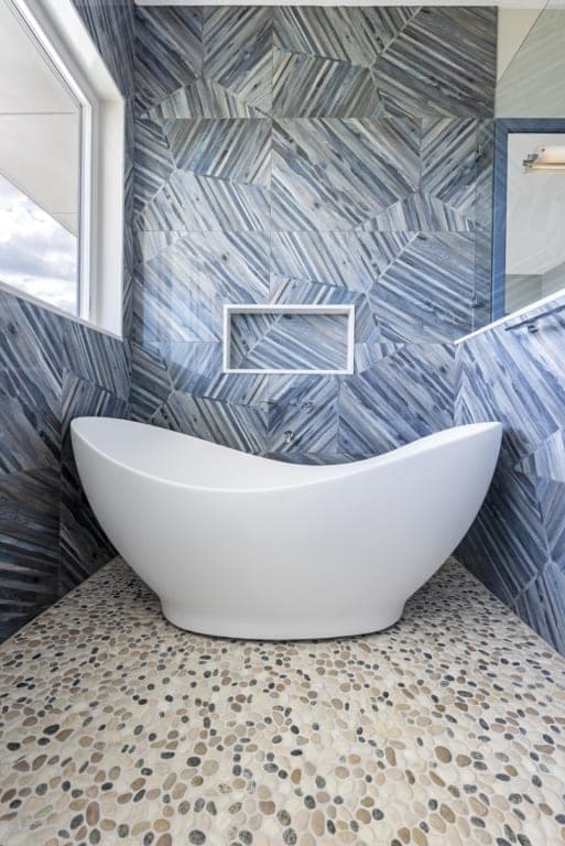 Shell White Bath Blue Tiles Pebbel Floors
