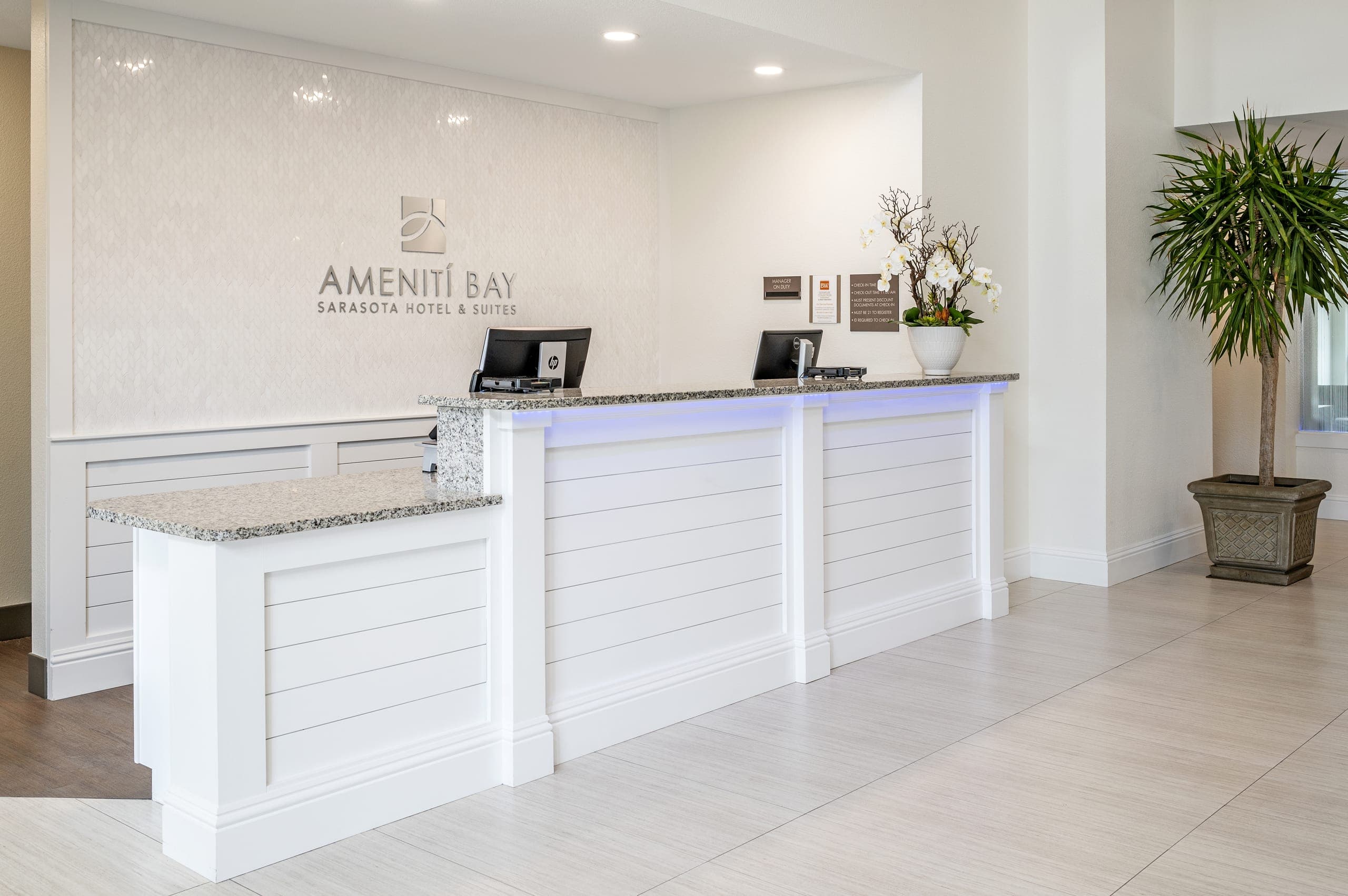 Ameniti Bay Hotel Lobby White Reception Desk