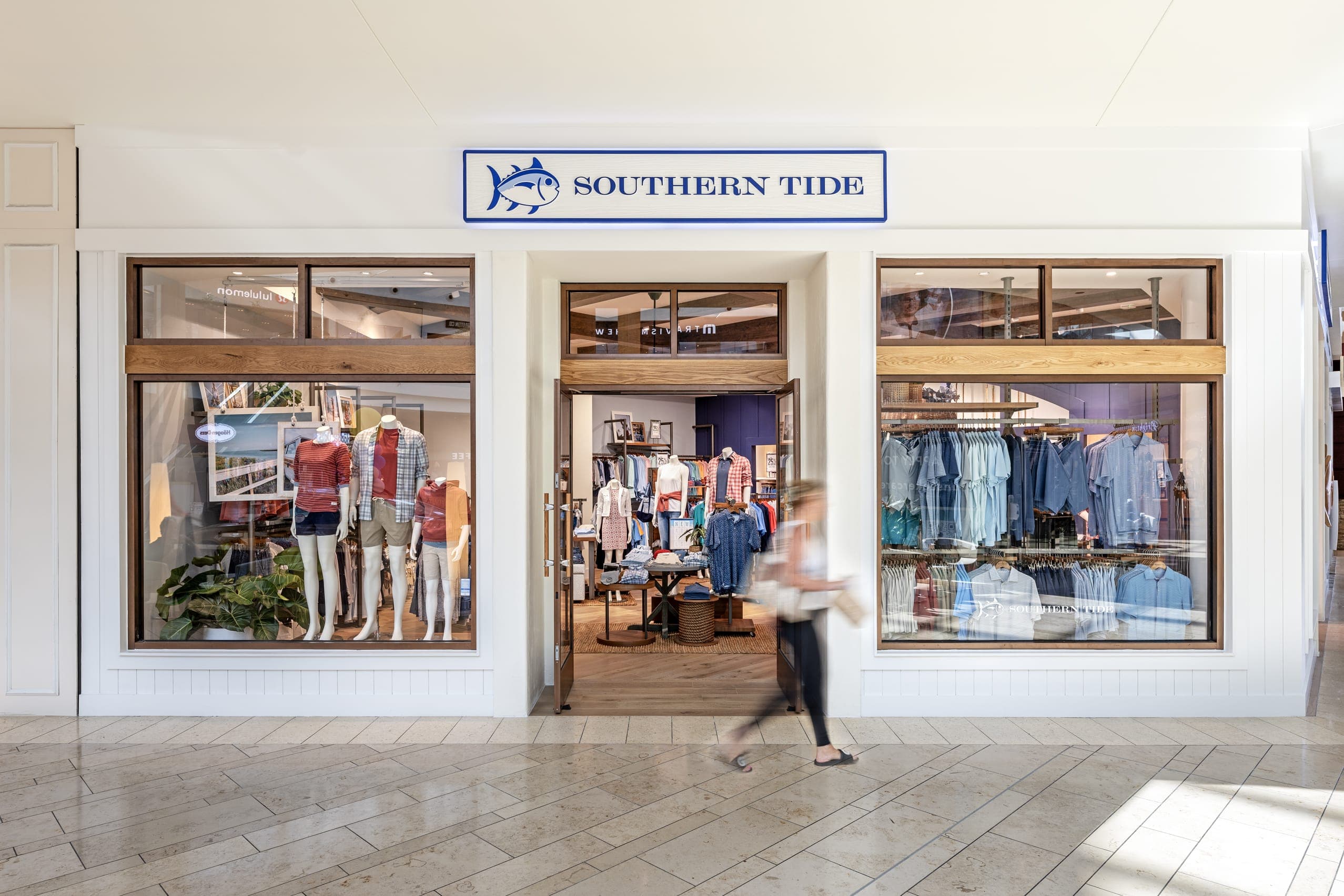 Southern Tide Store Front Exterior In Shopping Mall Utc One Pedestrians Walking Past